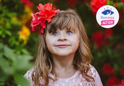 Una niña con una flor